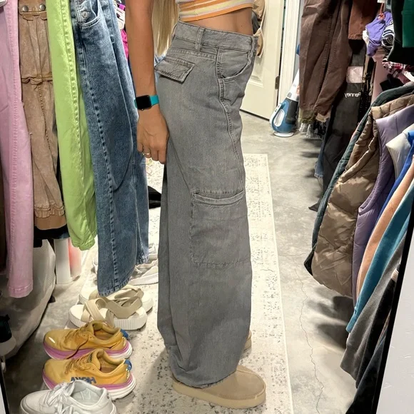 Zara TRF Mid-Rise Wide Leg Cargo Jeans - Picture 5 of 10